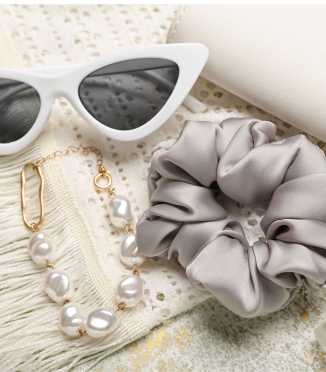 Silk hair ties: natural moisture for your hair