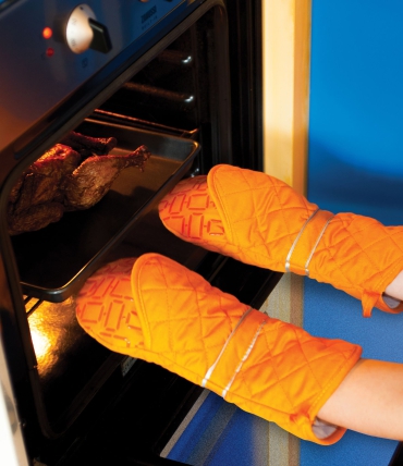 5 mistakes when using kitchen gloves that can end in burns