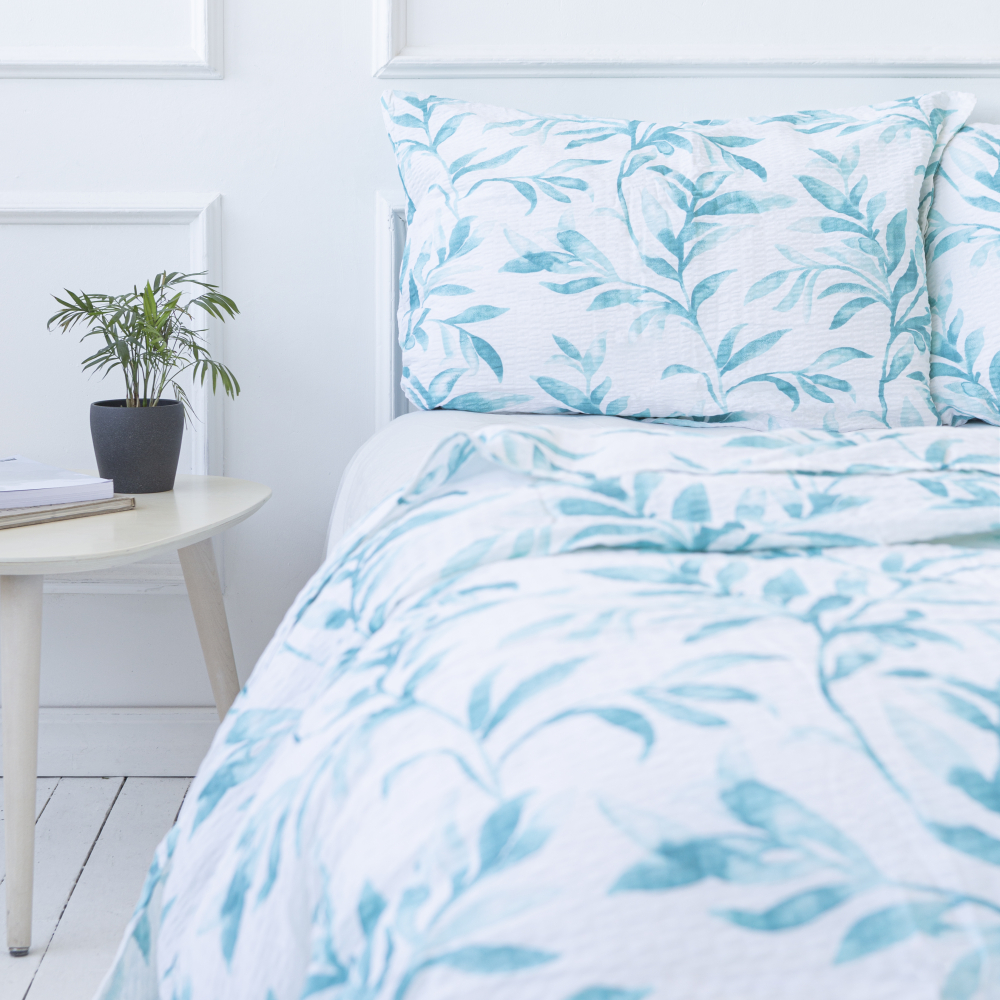 Cotton seersucker bedding set „Ceylon“. Bedding sets with plants, 140x200 cm, 160x200 cm. White bedding set with turquoise floral or leaf motifs.