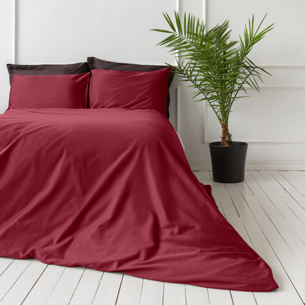 Premium Sateen Bedding Set „Maroon“. Bedding sets 135x200, 140x200 cm, 200x200 cm, 200x220 cm, 220x240 cm. Dark-toned satin bedding set creating a cozy and refined sleep environment.