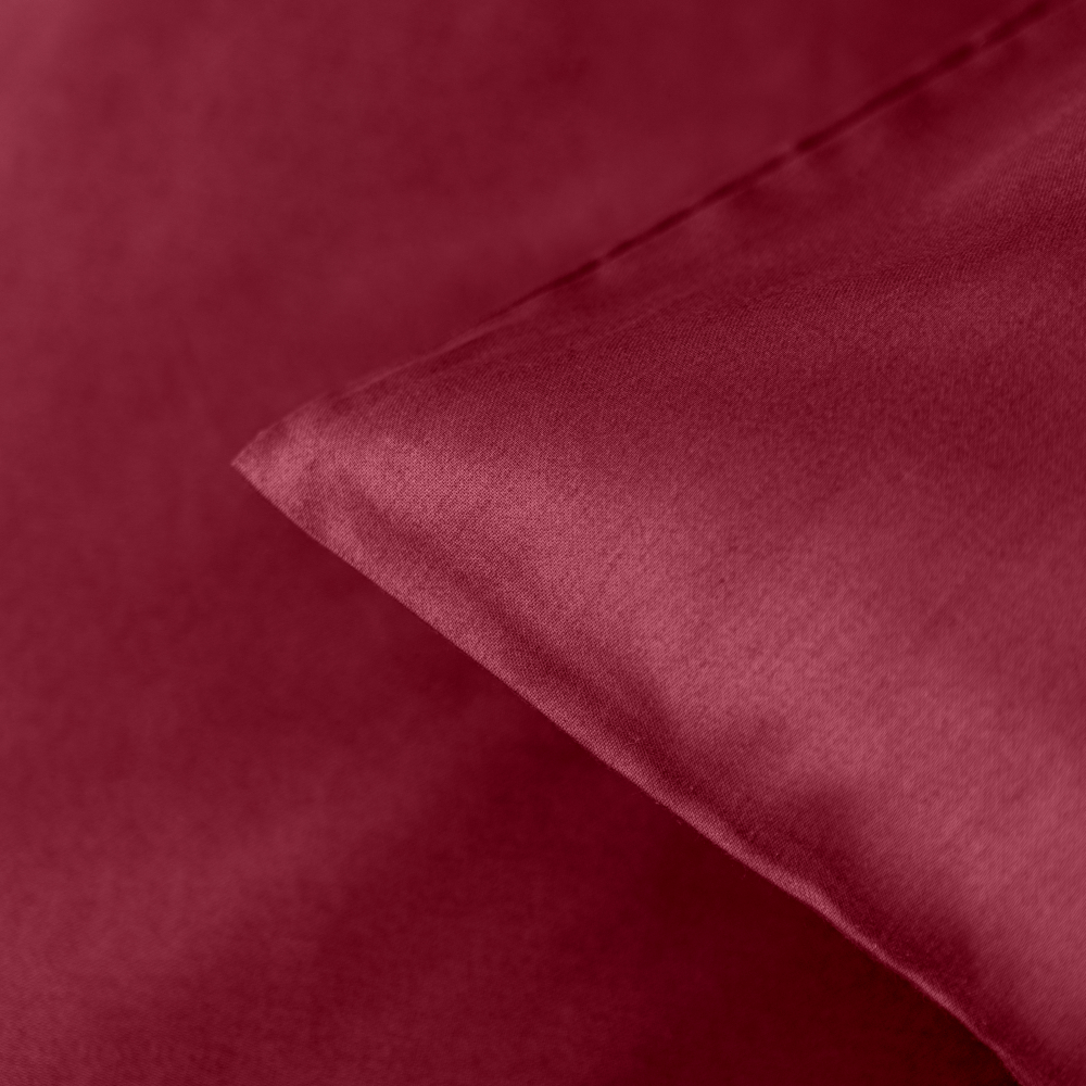 Premium Sateen Bedding Set „Maroon“. Bedding sets 135x200, 140x200 cm, 200x200 cm, 200x220 cm, 220x240 cm. Satin bedding set in a rich color accentuating bedroom style and refined character.