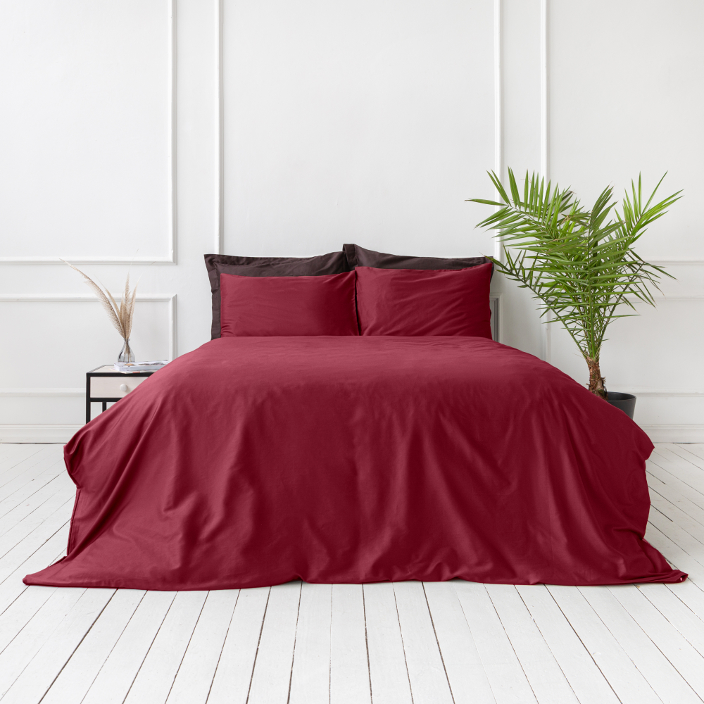 Premium Sateen Bedding Set „Maroon“. Bedding sets 135x200, 140x200 cm, 200x200 cm, 200x220 cm, 220x240 cm. Elegant satin bedding set in a dark red tone designed for luxurious comfort and restful sleep.