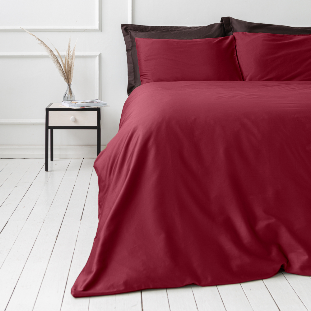 Premium Sateen Bedding Set „Maroon“. Bedding sets 135x200, 140x200 cm, 200x200 cm, 200x220 cm, 220x240 cm. Luxurious satin bedding set in a rich maroon tone creating an elegant and cozy bedroom atmosphere.