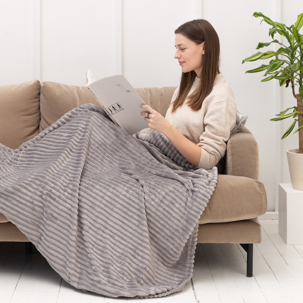 Blanket „Ancient fleece blanket“. Blankets, 200x220 cm. Grey “ancient” throw made of 100% microfiber for a cozy atmosphere.