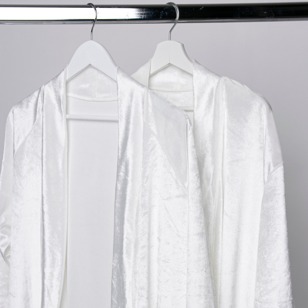 Bathrobe „Banrobo“, S/M, M/L. Short white satin robe with a glossy finish Bathrobe „Banrobo“, S/M, M/L. Short white satin robe with a glossy finish