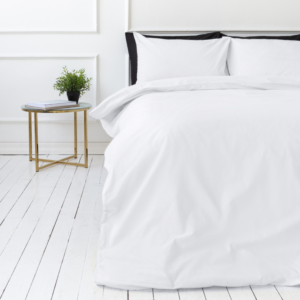 Premium Sateen Bedding Set „Classic White“. White bedding sets, 140x200 cm, 200x200 cm, 200x220 cm. Elegant white satin bedding perfect for a minimalist interior.