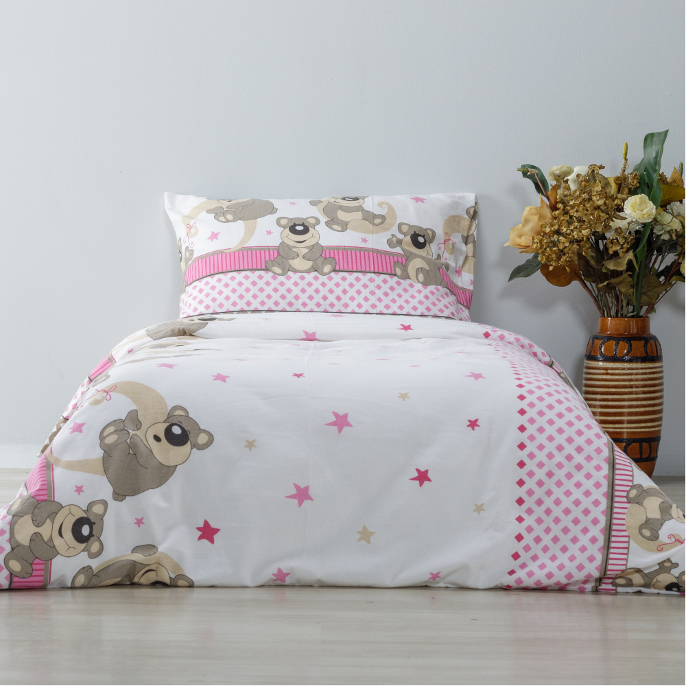 Children’s Bedding Set „Bear“. Kids bedding, 140x200 cm. Kids' bedding set with pink details and cute animal illustrations.