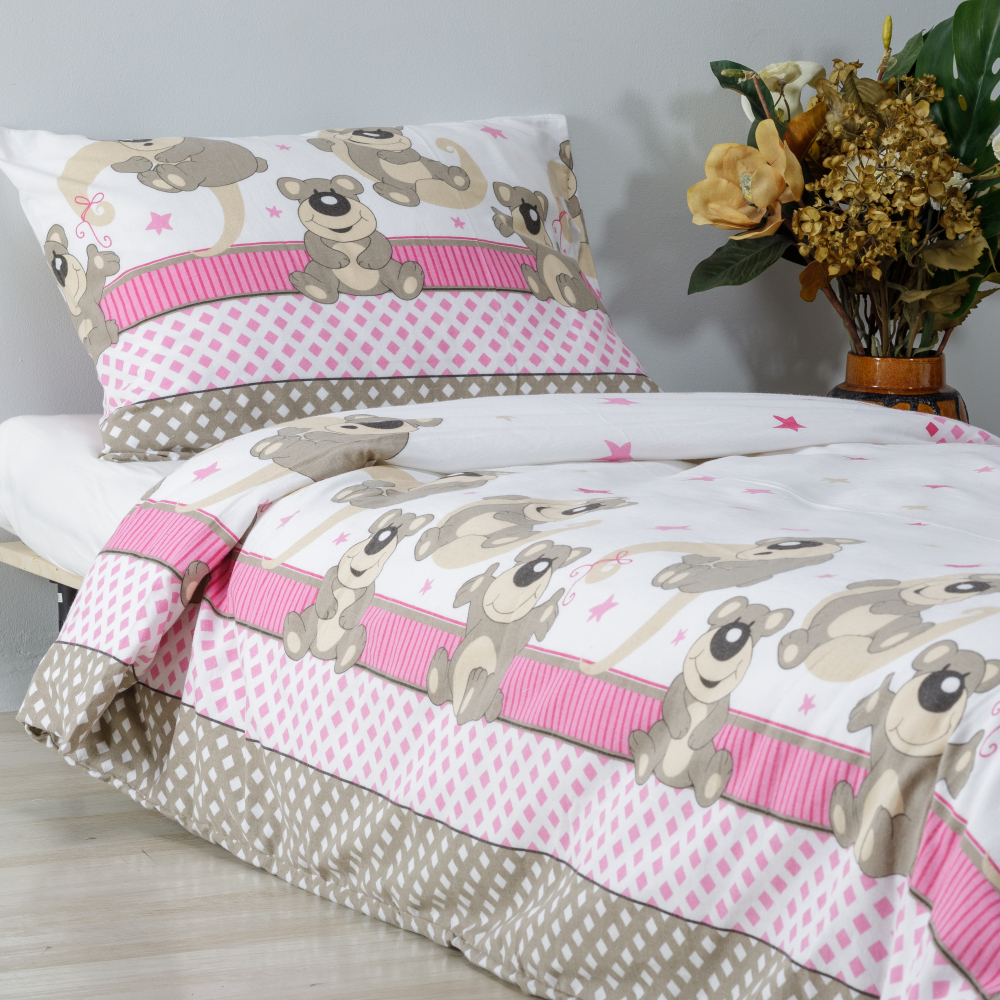 Children’s Bedding Set „Bear“. Kids bedding, 140x200 cm. Cheerful kids' bedding decorated with pink accents and animal patterns.