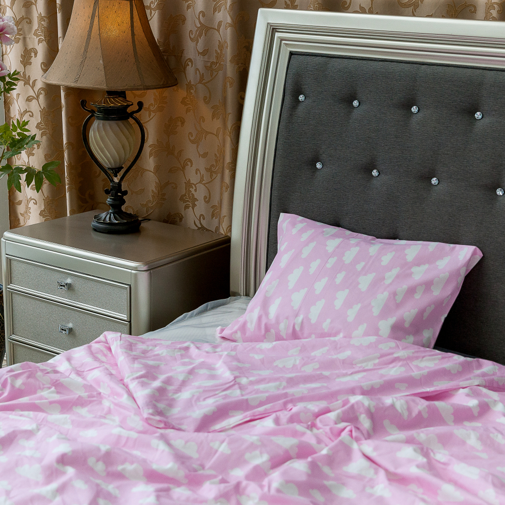 Children’s Bedding Set „Pink clouds”. Bedding sets 135x200, 140x200 cm, 160x200 cm. Children's bedding set featuring clouds on a pink background.