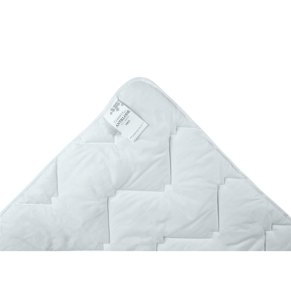 Summer duvet „Classic“, 140x200 cm, 200x200 cm, 200x220 cm. Summer duvet “classic”, folded – cover fabric made of 50 % cotton and 50 % polyester, filled with 200 g/m² anti-allergic siliconized polyester fiber.
