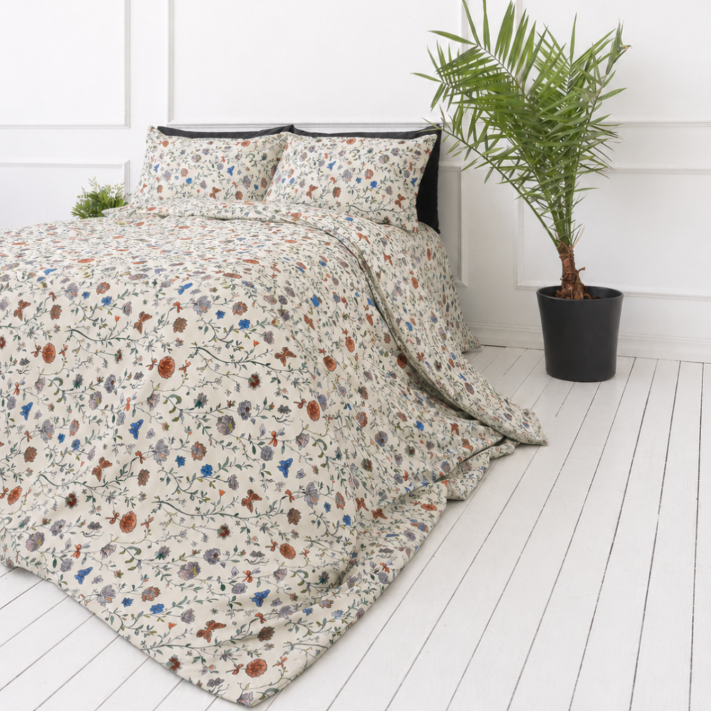 Double duvet cover sets „Countryside“. Green bedding set, 200x200 cm, 200x220 cm. Light botanical bedding design with orange, blue and grey floral motifs Double duvet cover sets „Countryside“. Green bedding set, 200x200 cm, 200x220 cm. Light botanical bedding design with orange, blue and grey floral motifs