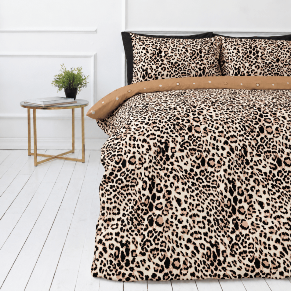 Double duvet cover sets „Roar“. Flannel bedding sets, 200x200 cm, 200x220 cm. Beige bedding with a bold black and brown leopard pattern. Double duvet cover sets „Roar“. Flannel bedding sets, 200x200 cm, 200x220 cm. Beige bedding with a bold black and brown leopard pattern.