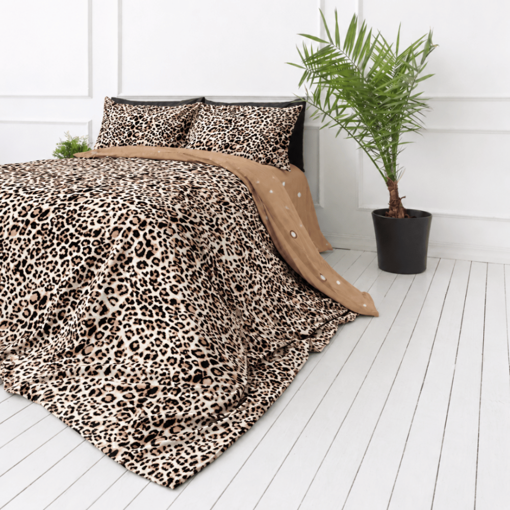 Double duvet cover sets „Roar“. Flannel bedding sets, 200x200 cm, 200x220 cm. Animal print bedding set with a warm brown reverse side. Double duvet cover sets „Roar“. Flannel bedding sets, 200x200 cm, 200x220 cm. Animal print bedding set with a warm brown reverse side.