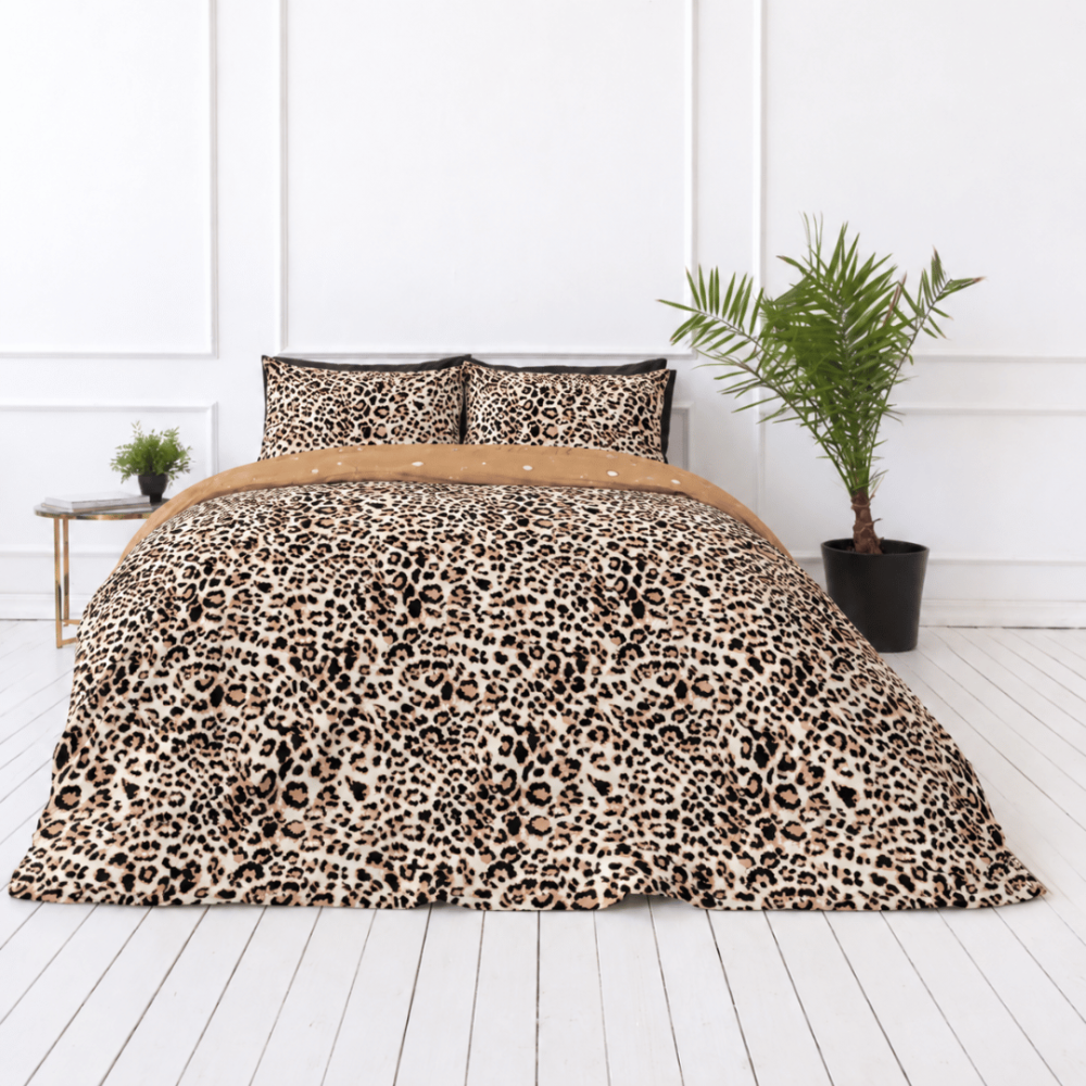 Double duvet cover sets „Roar“. Flannel bedding sets, 200x200 cm, 200x220 cm. Leopard design bedding with a brown reverse decorated with white circles. Double duvet cover sets „Roar“. Flannel bedding sets, 200x200 cm, 200x220 cm. Leopard design bedding with a brown reverse decorated with white circles.
