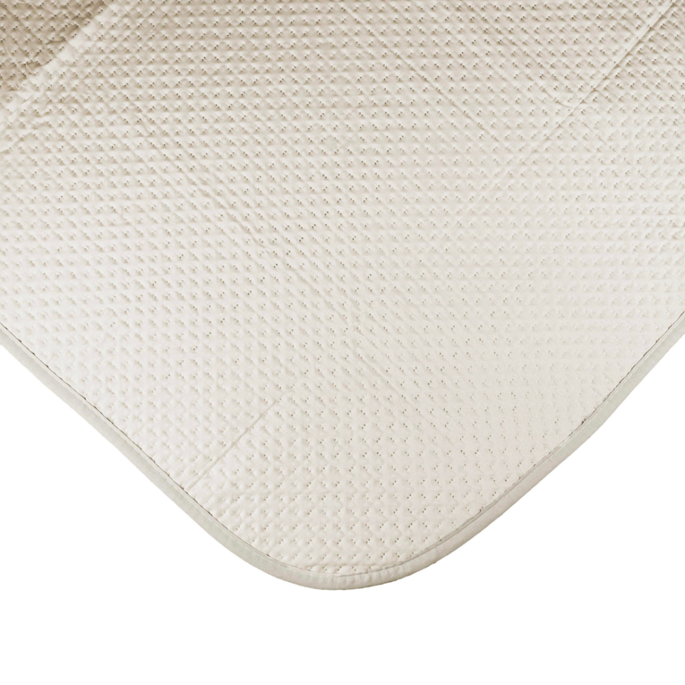 Double-Sided Bedspread “Cream Trapuntino”. Blankets, 170x250 cm, 200x250 cm. Sand-colored bedspread with a soft geometric pattern.