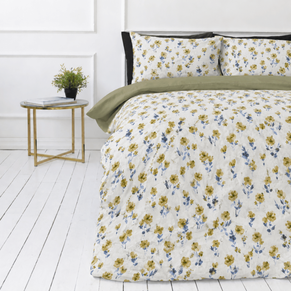 Seersucker bedding set „Meadowbrook“. Microfiber bedding sets, 200x200 cm, 200x220 cm. White bedding set with a small floral pattern and a solid olive-green reverse.