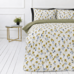 Seersucker bedding set „Meadowbrook“. Microfiber bedding sets, 200x200 cm, 200x220 cm. White bedding set with a small floral pattern and a solid olive-green reverse.