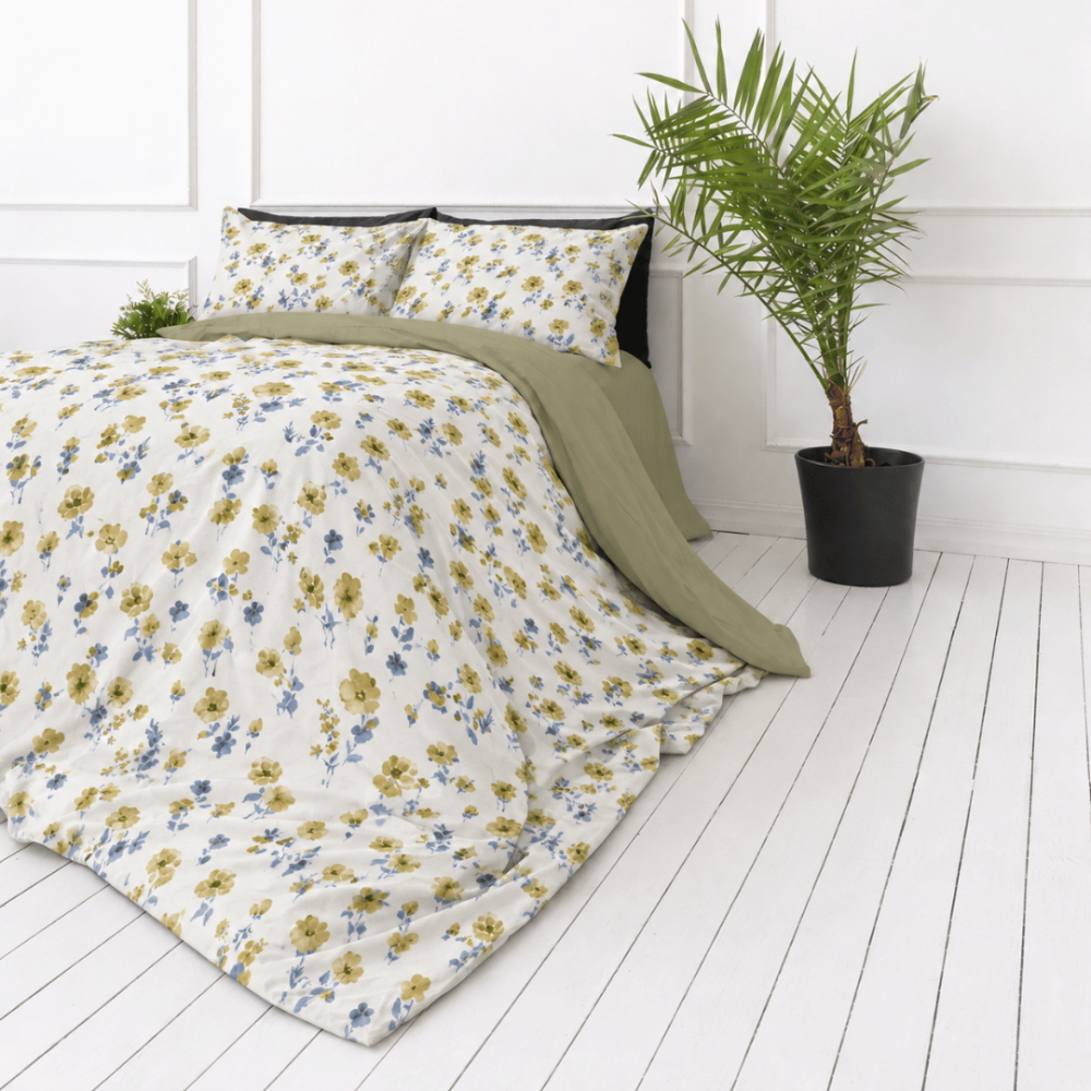 Seersucker bedding set „Meadowbrook“. Microfiber bedding sets, 200x200 cm, 200x220 cm. Pillowcases with yellowish and grey-blue floral motifs on a white background.