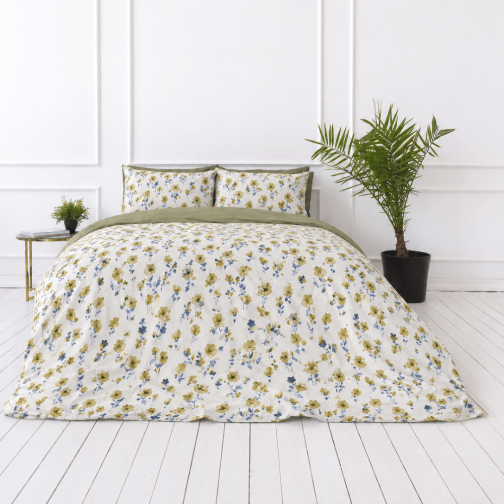 Seersucker bedding set „Meadowbrook“. Microfiber bedding sets, 200x200 cm, 200x220 cm. Duvet cover with scattered flowers and a fold in a muted olive shade.