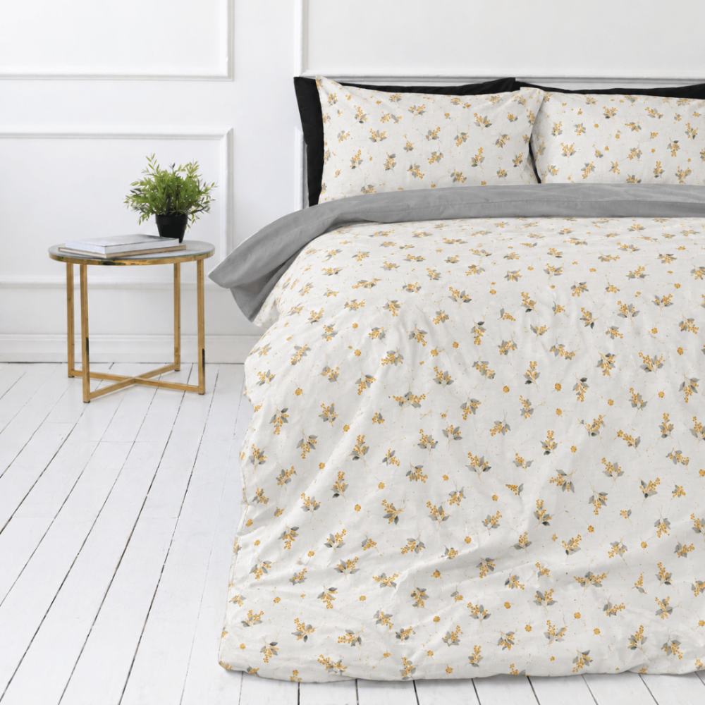 Seersucker bedding set „Sonnet“. Microfiber bedding sets, 200x200 cm, 200x220 cm. Off-white bedding set with a yellowish botanical pattern and a solid grey reverse.