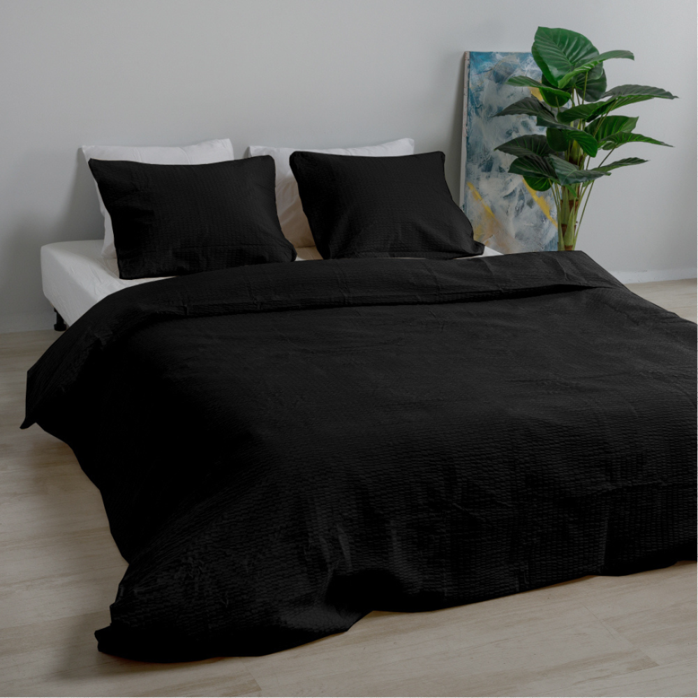 Cotton seersucker bedding set „Kora Black“. Bedding sets 155x200, 140x200 cm, 150x200 cm, 160x200 cm, 180x200 cm, 200x200 cm, 200x220 cm, 220x240 cm. Dark-colored bedding with a subtle design that provides not only coziness but also elegance to your bedroom.