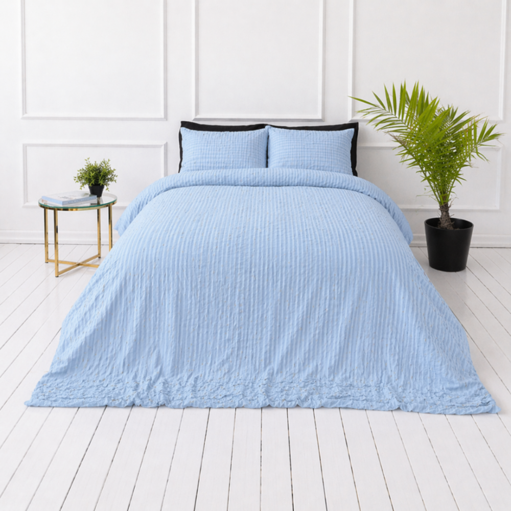 Cotton seersucker bedding set "Kora Dusty Blue". Bedding sets 155x200, 140x200 cm, 150x200 cm, 160x200 cm, 180x200 cm, 200x200 cm, 200x220 cm, 220x240 cm. Stilvolles hellblaues bettwäsche-set mit edlem reliefmuster.