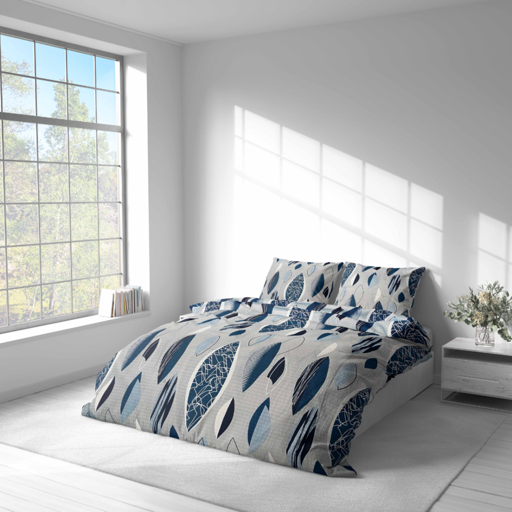 Cotton seersucker bedding set „Kora Indigo Drift“. Gray bedding sets, 140x200 cm, 160x200 cm, 200x200 cm, 200x220 cm, 220x240 cm. Gray background decorated with various blue leaf motifs and subtle graphic lines.