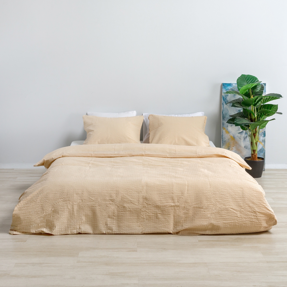 Cotton seersucker bedding set „Kora Peach“. Orange bedding sets, 140x200 cm, 160x200 cm, 200x220 cm. Solid-colored bedding in a warm tone for a natural interior.