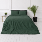 Linen bedding set „Linen Dark Green“. Bedding sets 150x200, 140x200 cm, 150x200 cm, 160x200 cm, 180x200 cm, 200x200 cm, 200x220 cm, 220x240 cm. Corner view of the bedroom: dark green linen blanket and pillows. Linen bedding set „Linen Dark Green“. Bedding sets 150x200, 140x200 cm, 150x200 cm, 160x200 cm, 180x200 cm, 200x200 cm, 200x220 cm, 220x240 cm. Corner view of the bedroom: dark green linen blanket and pillows.