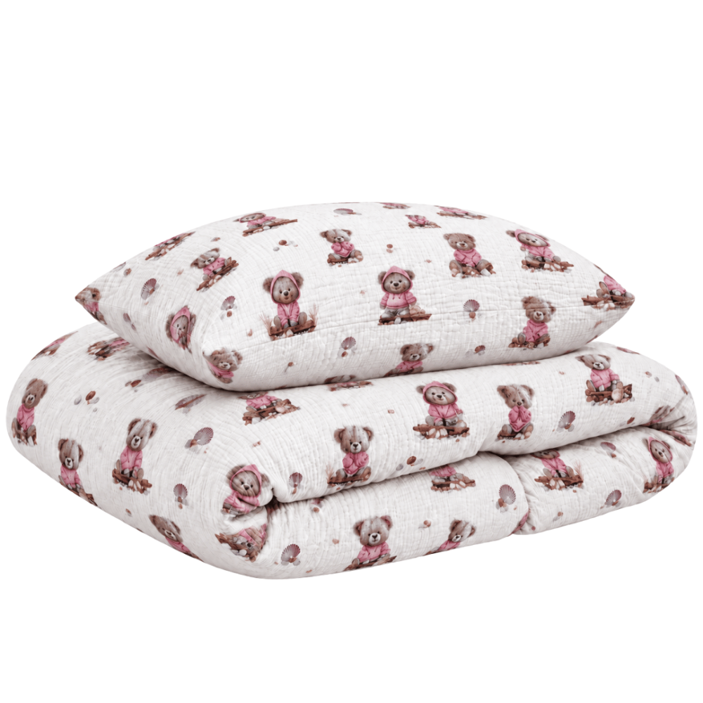Muslin bedding set „Fluffy Bear muslin“. Bedding sets, 140x200 cm, 150x200 cm, 160x200 cm. White bedding set with brown teddy bears wearing pink outfits. Muslin bedding set „Fluffy Bear muslin“. Bedding sets, 140x200 cm, 150x200 cm, 160x200 cm. White bedding set with brown teddy bears wearing pink outfits.