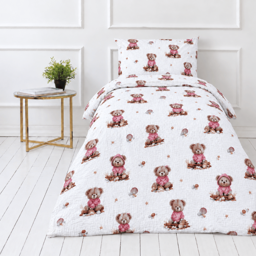 Muslin bedding set „Fluffy Bear muslin“. Bedding sets, 140x200 cm, 150x200 cm, 160x200 cm. Brown teddy bears, pink seashells and small stars arranged on a white background. Muslin bedding set „Fluffy Bear muslin“. Bedding sets, 140x200 cm, 150x200 cm, 160x200 cm. Brown teddy bears, pink seashells and small stars arranged on a white background.