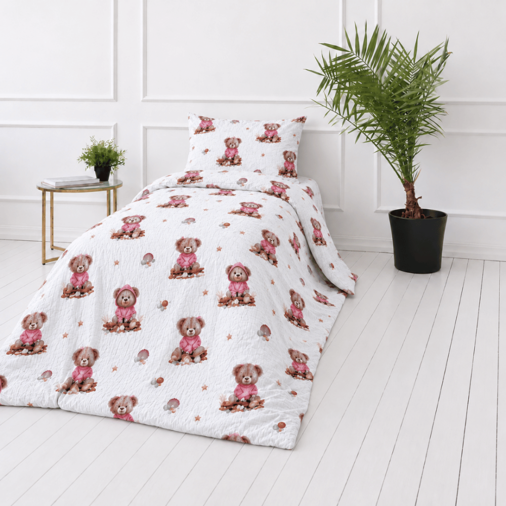 Muslin bedding set „Fluffy Bear muslin“. Bedding sets, 140x200 cm, 150x200 cm, 160x200 cm. Bedding set with a teddy bear pattern and pink, brown and grey accents on a white background. Muslin bedding set „Fluffy Bear muslin“. Bedding sets, 140x200 cm, 150x200 cm, 160x200 cm. Bedding set with a teddy bear pattern and pink, brown and grey accents on a white background.