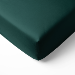 Fitted Sheet „Basil fitted sheet“. Fitted sheets 160x200, 90x200 cm, 140x200 cm, 160x200 cm, 180x200 cm. Rich moss-green sheet with a smooth, pattern-free surface.
