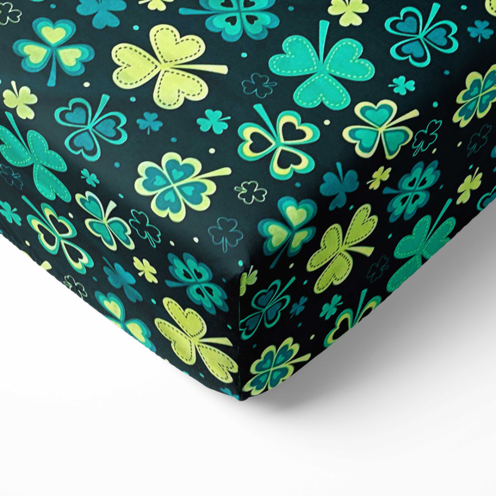Fitted Sheet „Lucky Leaf“. Fitted sheets 160x200, 90x200 cm, 140x200 cm, 160x200 cm, 180x200 cm. Fitted sheet in rich dark green with a charming clover design, perfect for a cozy and stylish look.