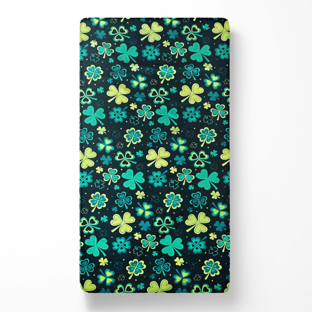 Fitted Sheet „Lucky Leaf“. Fitted sheets 160x200, 90x200 cm, 140x200 cm, 160x200 cm, 180x200 cm. Dark green fitted sheet adorned with a clover pattern, combining comfort and unique style.