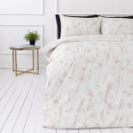 Bedding Set „Aubrielle“. Bedding sets 155x200, 140x200 cm, 150x200 cm, 160x200 cm, 180x200 cm, 200x200 cm, 200x220 cm, 220x240 cm. Bettwäscheset mit sanften floralen linien- und blätterdetails Bedding Set „Aubrielle“. Bedding sets 155x200, 140x200 cm, 150x200 cm, 160x200 cm, 180x200 cm, 200x200 cm, 200x220 cm, 220x240 cm. Bettwäscheset mit sanften floralen linien- und blätterdetails