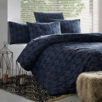 Bedding Set „Bailey Blue“. Patterned bedding sets, 140x200 cm, 200x200 cm, 200x220 cm. Dark blue bedding set adorned with elegant ornamental patterns, adding a touch of sophistication and charm to your bedroom decor.