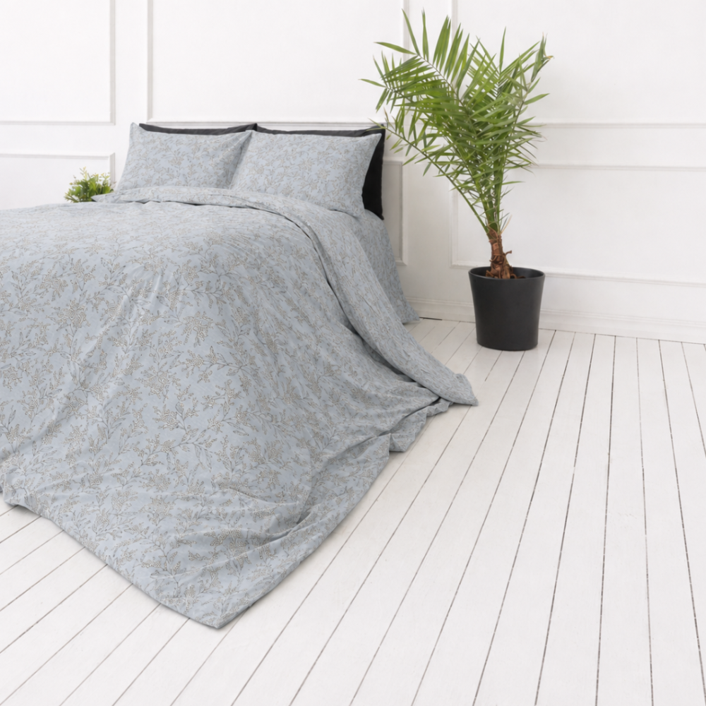 Bedding Set „Blossom“. Patterned bedding sets, 140x200 cm, 200x200 cm, 200x220 cm. Light bedding set with small grey-beige floral motifs.