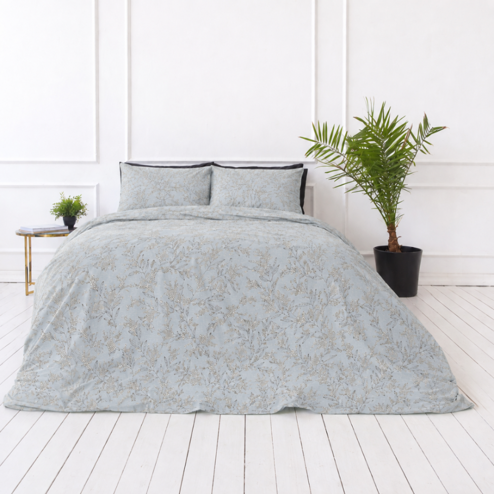 Bedding Set „Blossom“. Patterned bedding sets, 140x200 cm, 200x200 cm, 200x220 cm. Elegant bedding set with a bluish base and subtle botanical pattern.