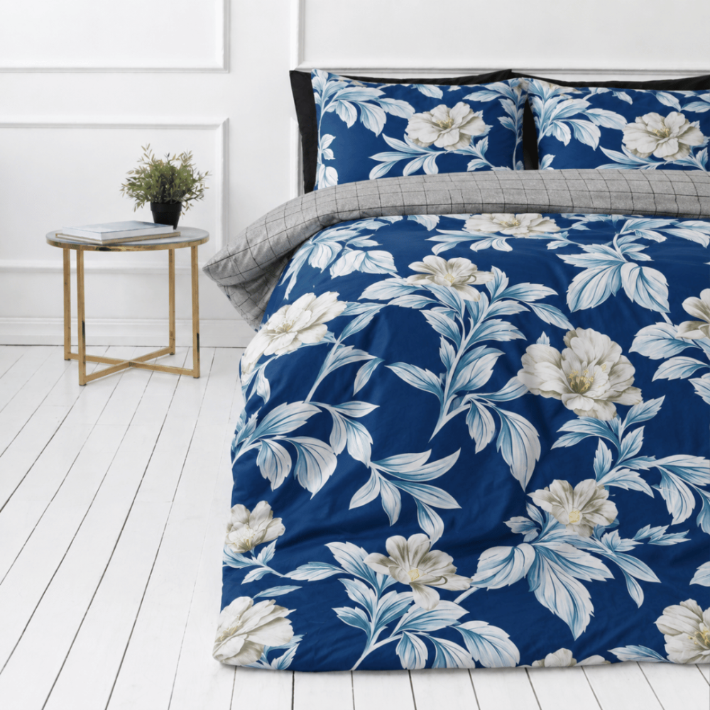 Bedding Set „Blue Grace“. Bedding sets 155x200, 200x200 cm, 200x220 cm. Bedding set featuring a contrasting mix of blue and white colors. Bedding Set „Blue Grace“. Bedding sets 155x200, 200x200 cm, 200x220 cm. Bedding set featuring a contrasting mix of blue and white colors.