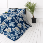 Bedding Set „Blue Grace“. Bedding sets 155x200, 200x200 cm, 200x220 cm. Elegant bedding set with large white flower motifs. Bedding Set „Blue Grace“. Bedding sets 155x200, 200x200 cm, 200x220 cm. Elegant bedding set with large white flower motifs.