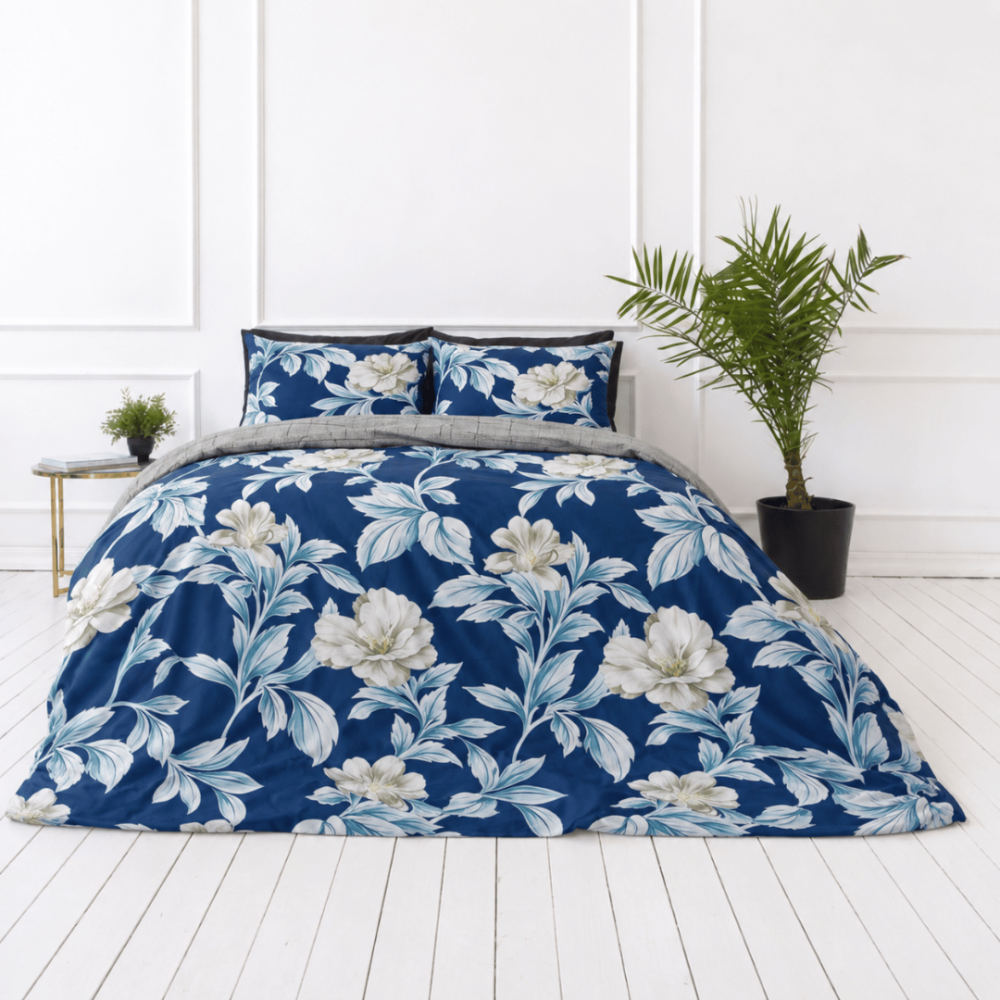 Bedding Set „Blue Grace“. Bedding sets 155x200, 200x200 cm, 200x220 cm. Classic-style bedding set with blue background and floral design. Bedding Set „Blue Grace“. Bedding sets 155x200, 200x200 cm, 200x220 cm. Classic-style bedding set with blue background and floral design.