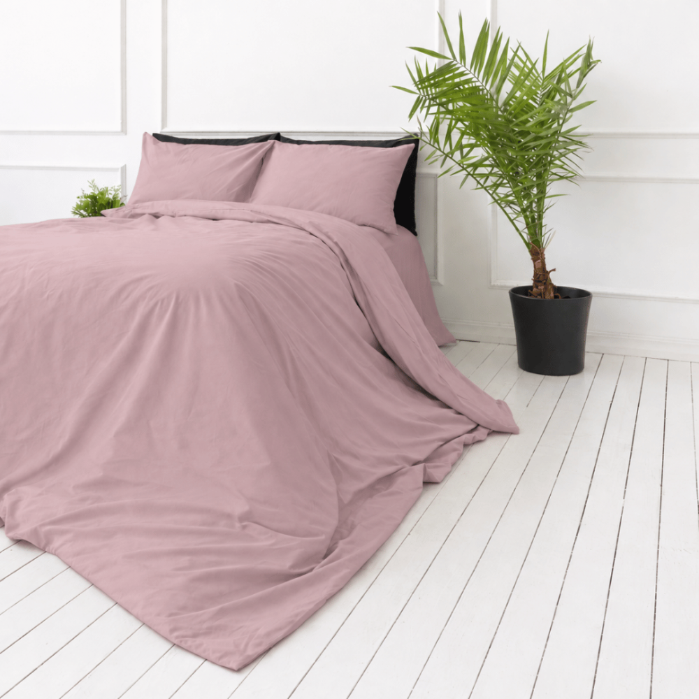 Bedding Set „Brick Rose“. Bedding sets 155x200, 140x200 cm, 150x200 cm, 160x200 cm, 180x200 cm, 200x200 cm, 200x220 cm, 220x240 cm. Soft pink duvet cover and matching pillowcases.