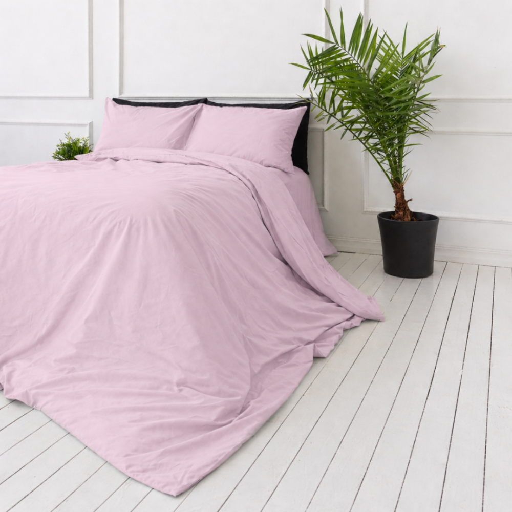 Bedding Set „Bubblegum“. Bedding sets 155x200, 140x200 cm, 150x200 cm, 160x200 cm, 180x200 cm, 200x200 cm, 200x220 cm, 220x240 cm. Minimalist pink bedding set displayed in a bright interior.