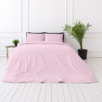 Bedding Set „Bubblegum“. Bedding sets 155x200, 140x200 cm, 150x200 cm, 160x200 cm, 180x200 cm, 200x200 cm, 200x220 cm, 220x240 cm. Solid pink duvet and pillows in a modern room setting.