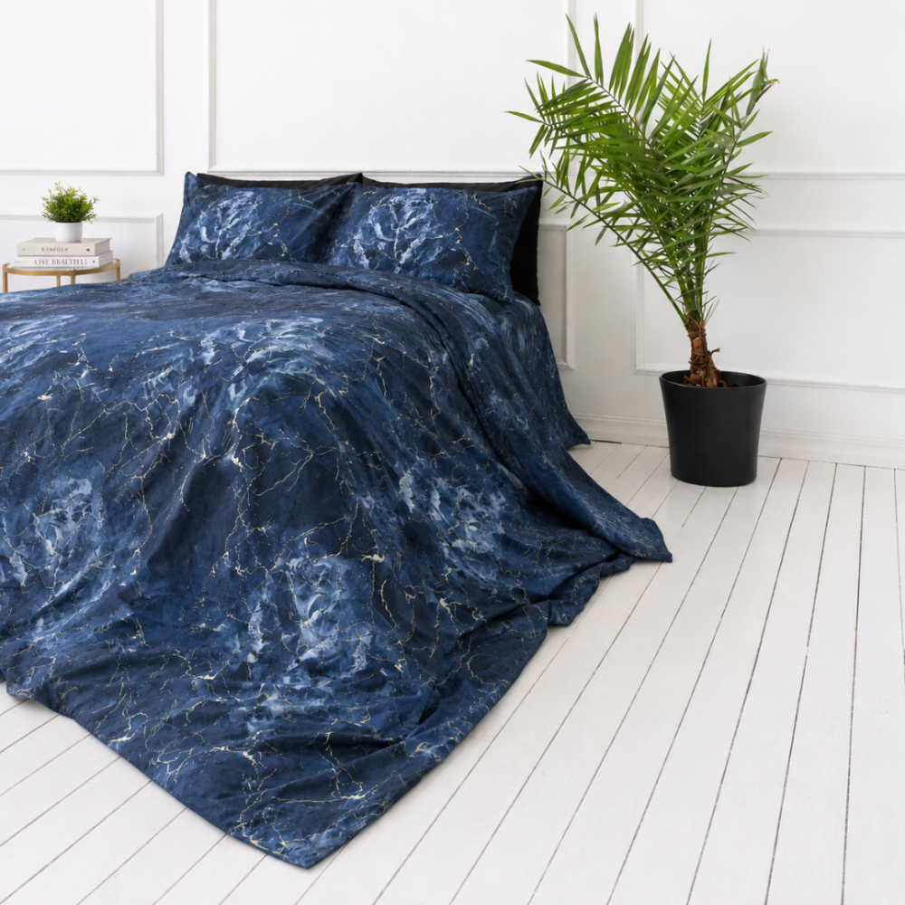 Bedding Set „Cosmic Blue“. Bedding sets 155x200, 140x200 cm, 150x200 cm, 160x200 cm, 180x200 cm, 200x200 cm, 200x220 cm, 220x240 cm. Bedding set with an abstract blue and white design that creates a calming atmosphere. Bedding Set „Cosmic Blue“. Bedding sets 155x200, 140x200 cm, 150x200 cm, 160x200 cm, 180x200 cm, 200x200 cm, 200x220 cm, 220x240 cm. Bedding set with an abstract blue and white design that creates a calming atmosphere.
