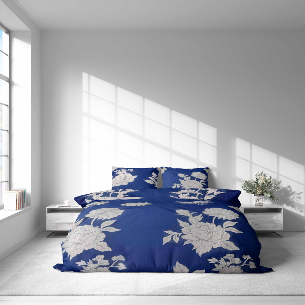 Bedding Set „Vast Blossom“. Bedding sets 155x200, 140x200 cm, 150x200 cm, 180x200 cm, 200x200 cm, 200x220 cm, 220x240 cm. Bedding set in deep blue, featuring big light-colored floral patterns for a chic, stylish look.