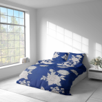 Bedding Set „Vast Blossom“. Bedding sets 155x200, 140x200 cm, 150x200 cm, 180x200 cm, 200x200 cm, 200x220 cm, 220x240 cm. Luxurious dark blue bedding set adorned with large light-toned flowers for a striking contrast.