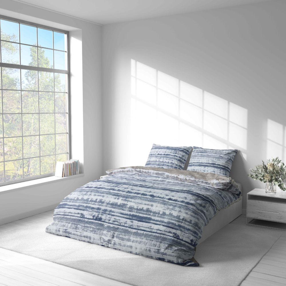 Bedding Set „Eden“. Patterned bedding sets, 140x200 cm, 200x200 cm, 200x220 cm. Bedding set with horizontal lines in dark and light blue, showcasing varying line thickness for a contemporary touch.