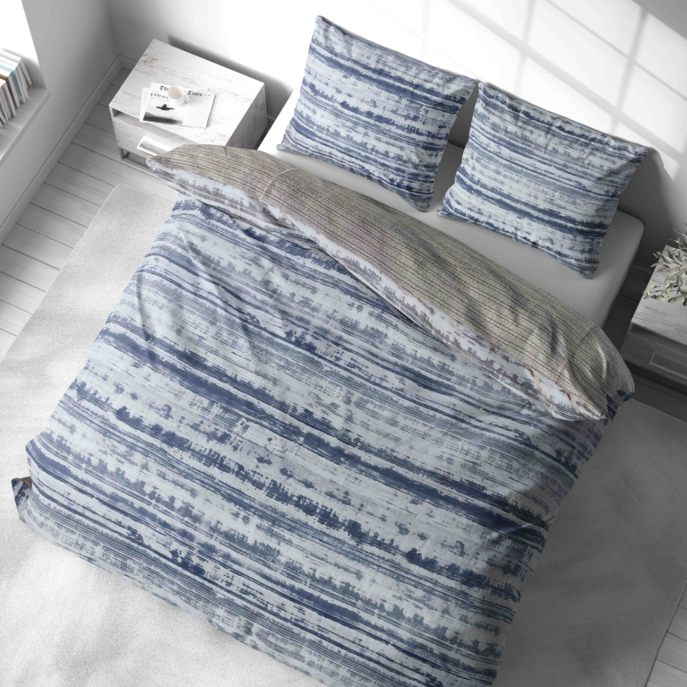 Bedding Set „Eden“. Patterned bedding sets, 140x200 cm, 200x200 cm, 200x220 cm. Dark blue and light blue bedding featuring horizontal lines in diverse widths for a stylish, layered design.